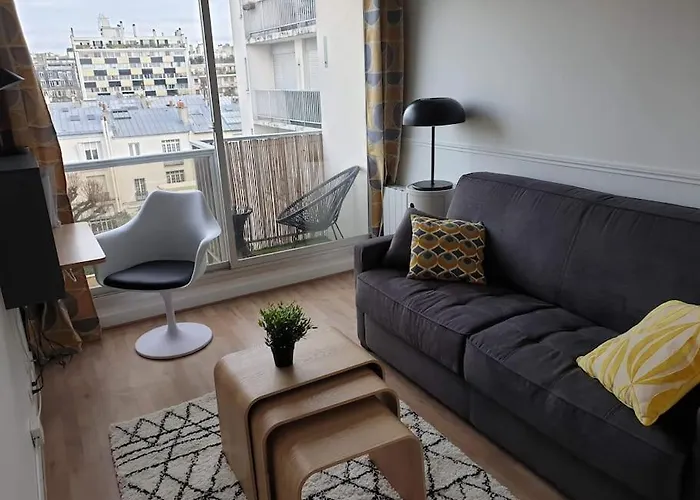Studio Calme Avec Vue Toits De Paris Et Tour Eiffel