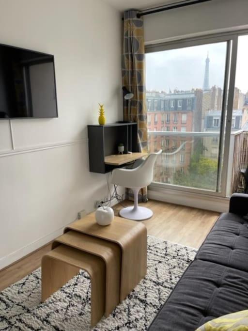 Calme Avec Vue Toits De Et Tour Eiffel Appartement Parijs