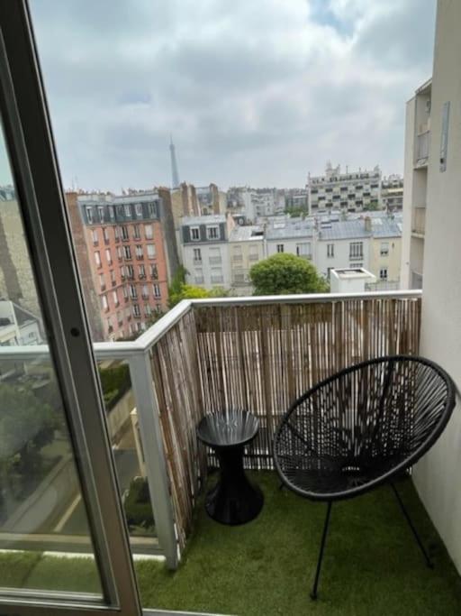 Calme Avec Vue Toits De Et Tour Eiffel Appartement Parijs