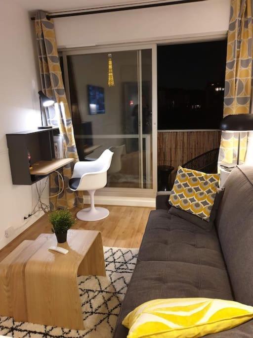 Appartement Calme Avec Vue Toits De Et Tour Eiffel Parijs