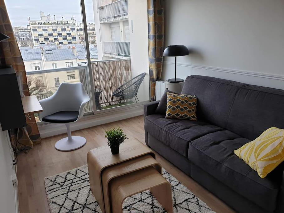 Calme Avec Vue Toits De Et Tour Eiffel Appartement *